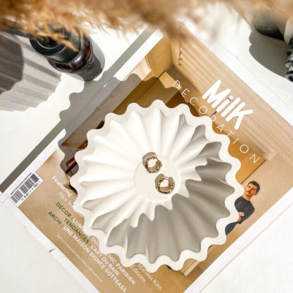Bol décoratif Wavy en béton blanc dans une décoration intérieure minimaliste.