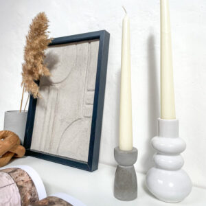 Bougeoir artisanal en béton gris pour décoration intérieure.