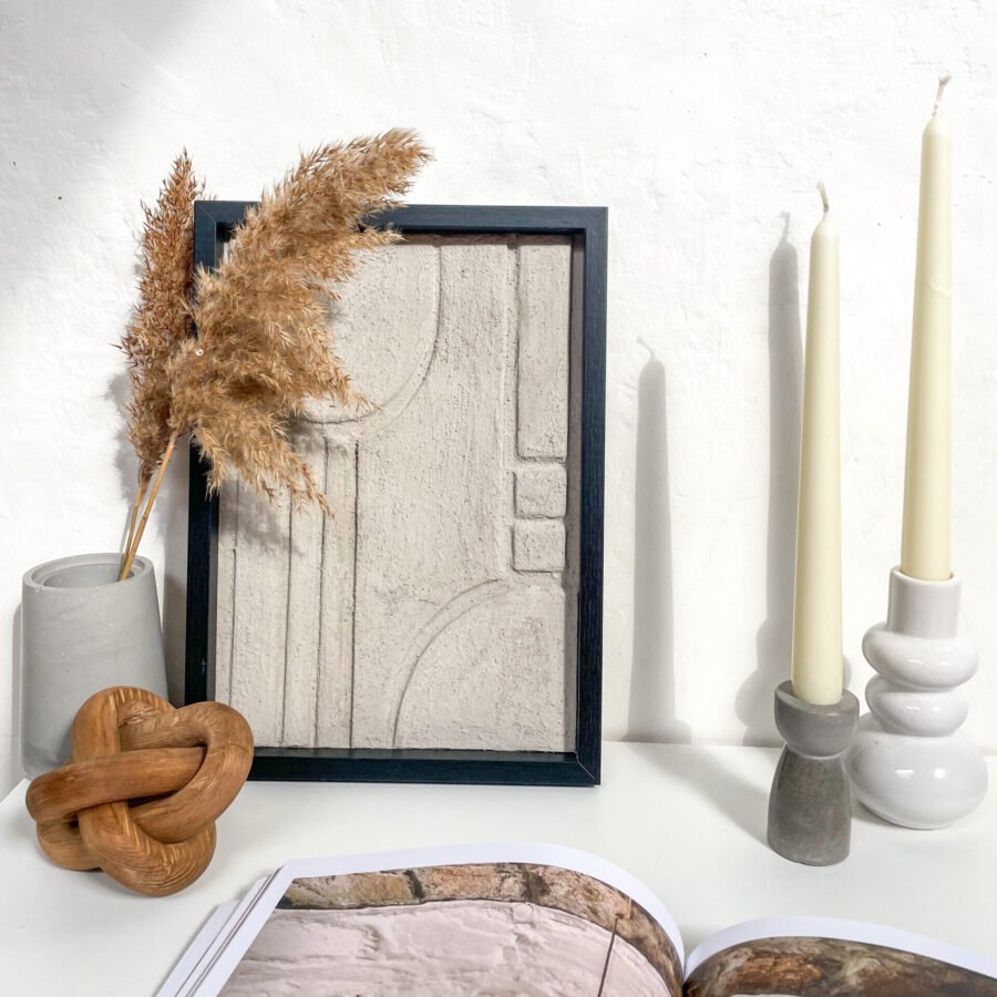 Bougeoir artisanal en béton gris pour décoration intérieure.