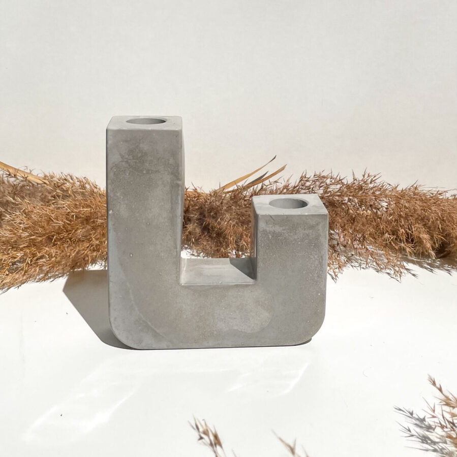 Bougeoir géométrique en béton gris fait main pour deux chandelles.