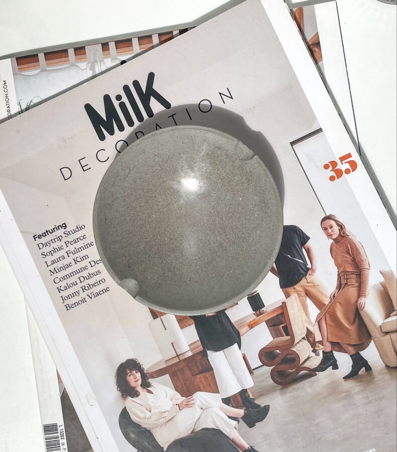 Cendrier rond en béton gris dans une décoration minimaliste.