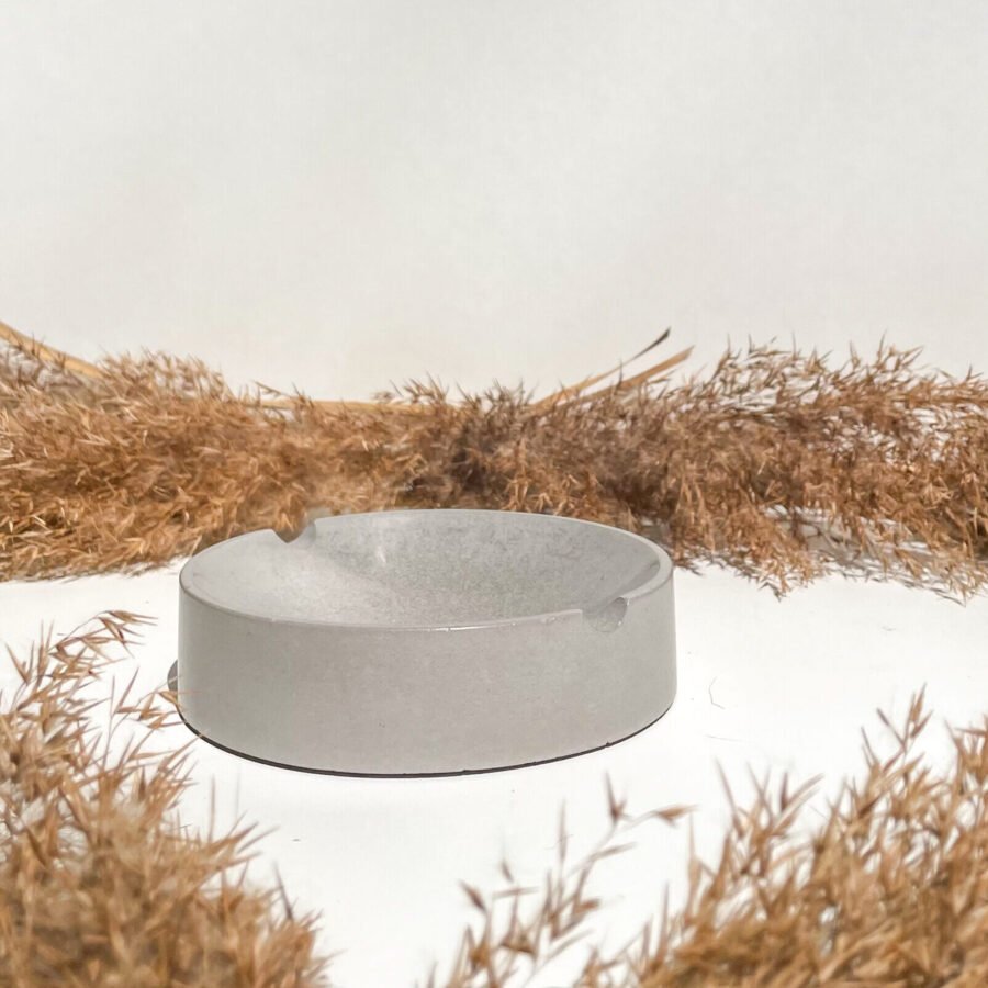 Cendrier rond en béton gris au design minimaliste fabriqué à la main.