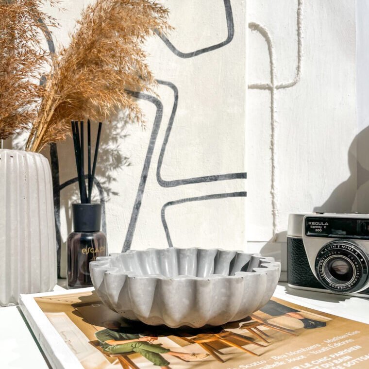 Coupe décorative Wavy en béton dans une décoration contemporaine ou comme bol de rangement dans une cuisine design.