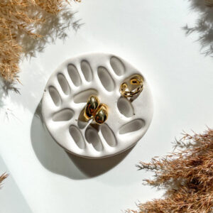 Coupelle à bijoux en béton blanc avec bagues et bijoux de rangement, fabriquée à la main.
