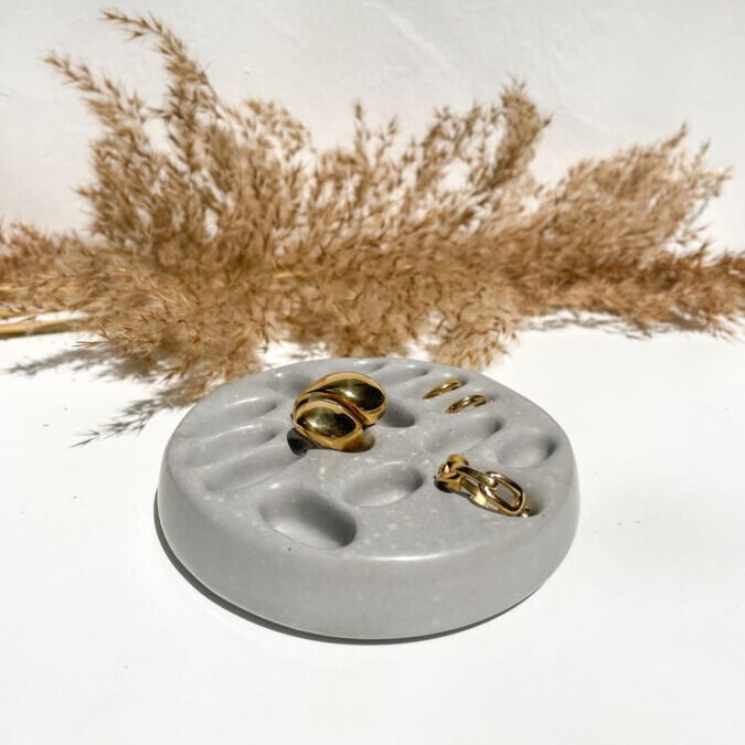 Coupelle bijoux en béton au design minimaliste pour ranger bagues, boucles d'oreilles et petits accessoires.