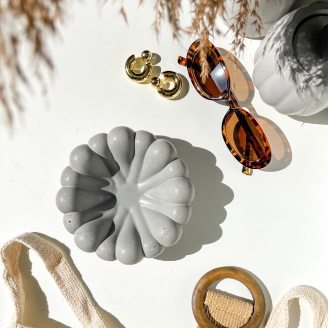 Coupelle organique en béton dans une décoration intérieure minimaliste.