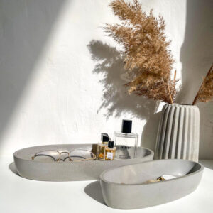 Petite et grande coupelles en béton dans une décoration intérieure minimaliste, fabriquées à la main.