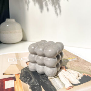 Décoration cube Bubble en béton dans un intérieur au style minimaliste, comme press-papier ou sculpture sur une étagère.