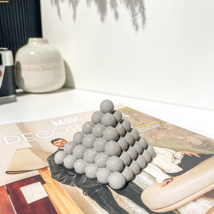 Décoration pyramide Bubble en béton dans un intérieur au style minimaliste, fabriqué à la main.