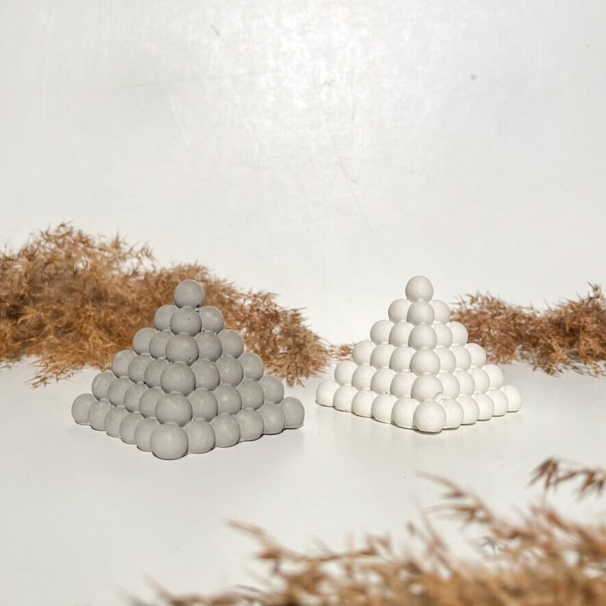 Décoration pyramide Bubble en béton disponible en coloris gris et blanc.