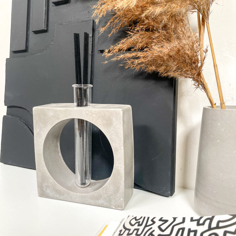Détail du diffuseur de parfum géométrique en béton gris fabriqué à la main.