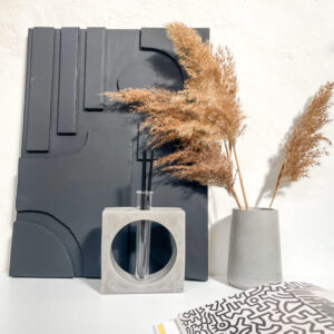 Diffuseur de parfum en béton gris dans une décoration intérieure moderne.