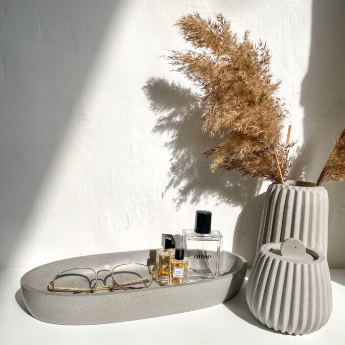Grande coupelle décorative en béton dans un intérieur au style minimaliste ou une salle de bain épurée.