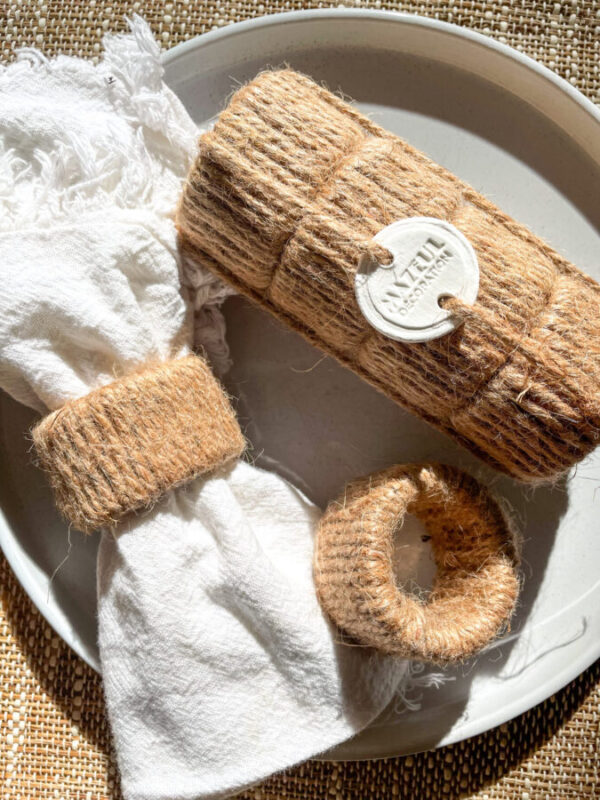 Lot de 4 ronds de serviette en jute pour décoration de table.