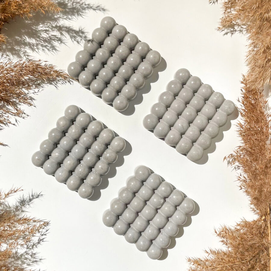 Lot dessous de verre carrés Bubble en béton gris fabriqués à la main, vendu par 2.