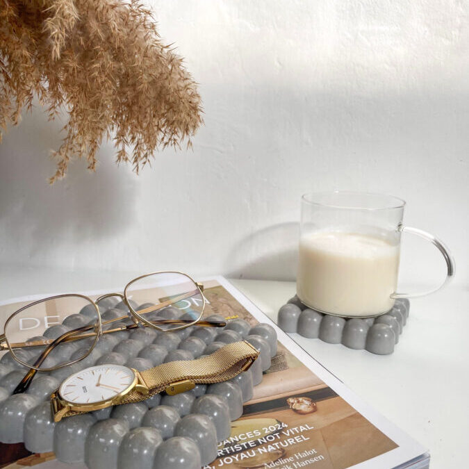 Lot de 2 dessous de verre carrés Bubble avec plateau en béton dans une décoration minimaliste.