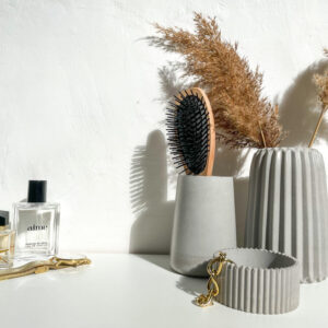 Petit pot strié en béton dans une décoration minimaliste et contemporaine.