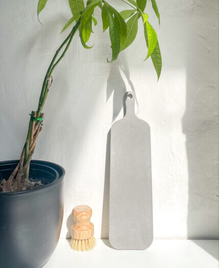 Planche longue en béton au style minimaliste comme accessoires de décoration dans une cuisine contemporaine.
