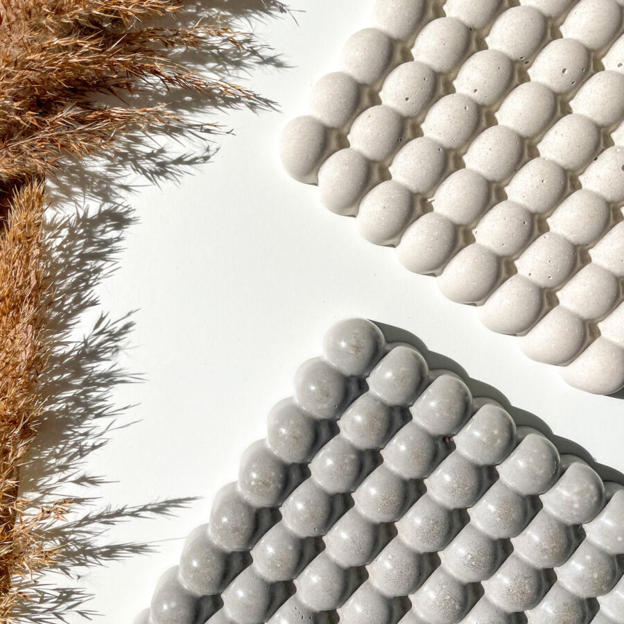 Plateau carré Bubble en béton disponible en coloris gris et blanc.