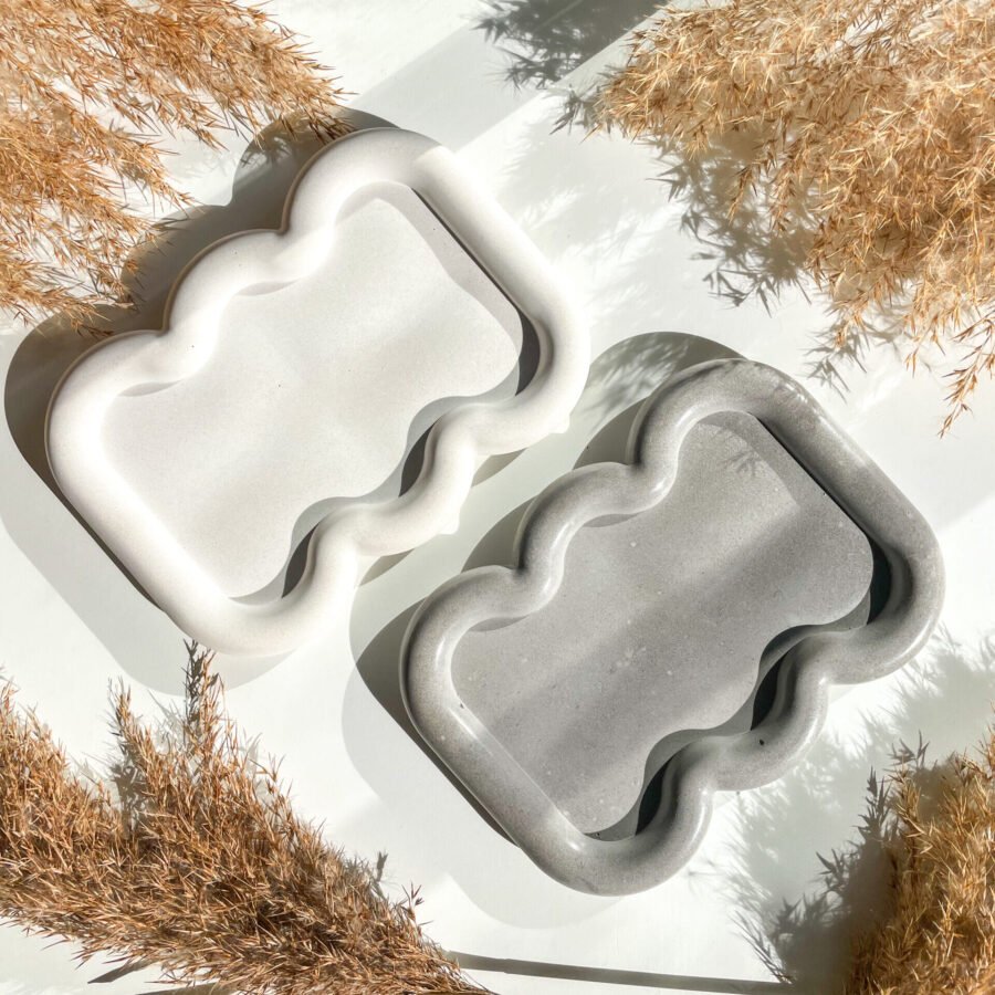 Plateau décoratif Wavy en béton disponible en coloris gris et blanc.