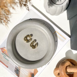 Plateau rond organique en béton pour bougie et objets décoratifs.