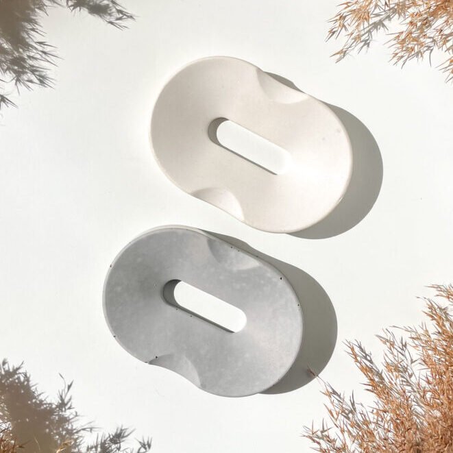 Porte-savon en béton disponible en coloris gris et blanc.