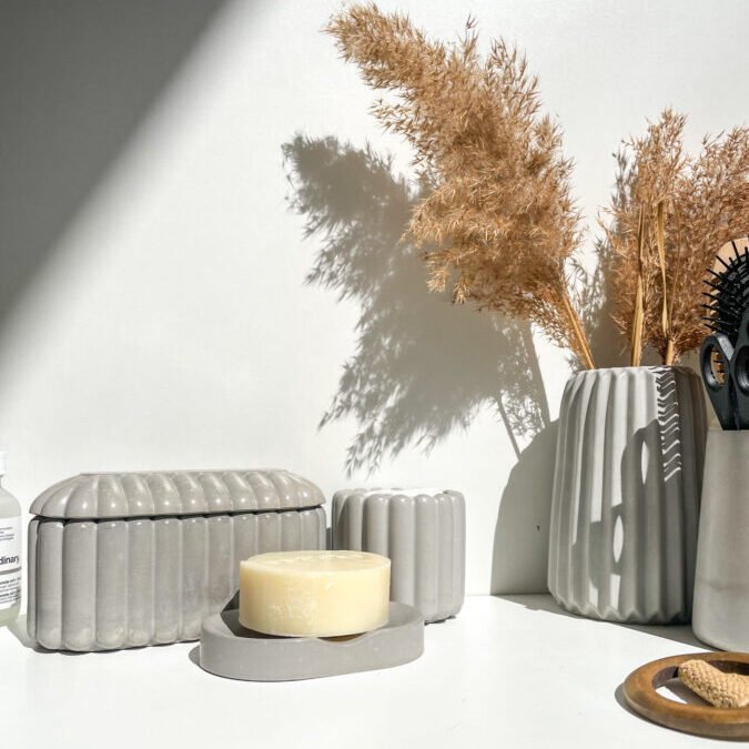 Porte-savon au design épuré et élégant, fait main en béton gris.