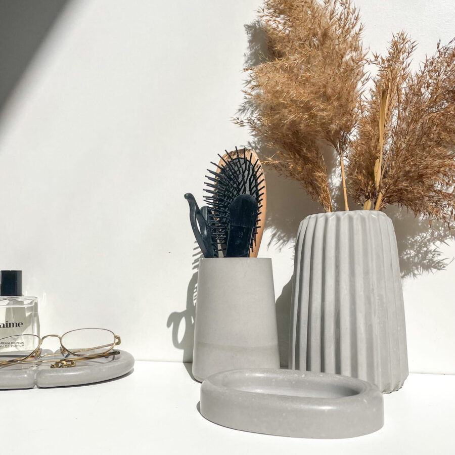 Porte-savon organique en béton dans un intérieur au style minimaliste.