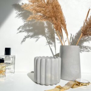 Pot organique en béton dans une décoration minimaliste.