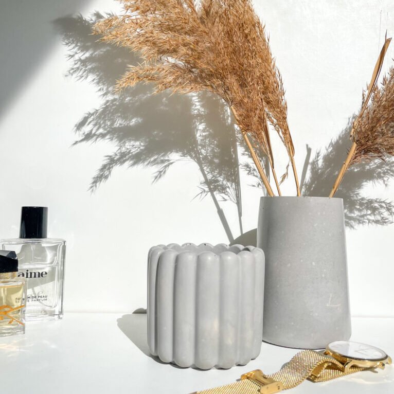 Pot organique en béton dans une décoration minimaliste.