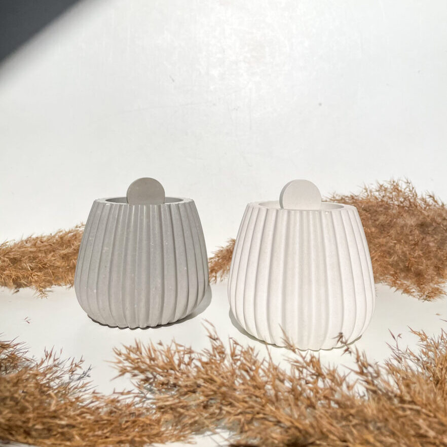 Pot avec couvercle strié en béton disponible en gris et blanc, fait à la main.