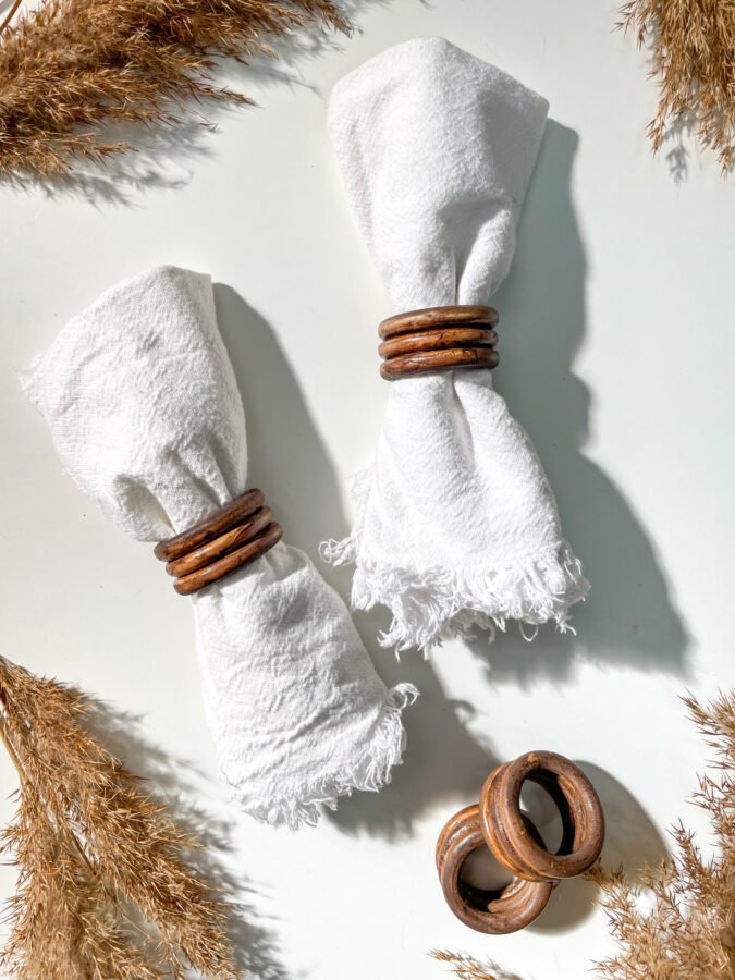 Lot de 4 ronds de serviette en bois à présenter sur une table au style naturel et minimaliste.