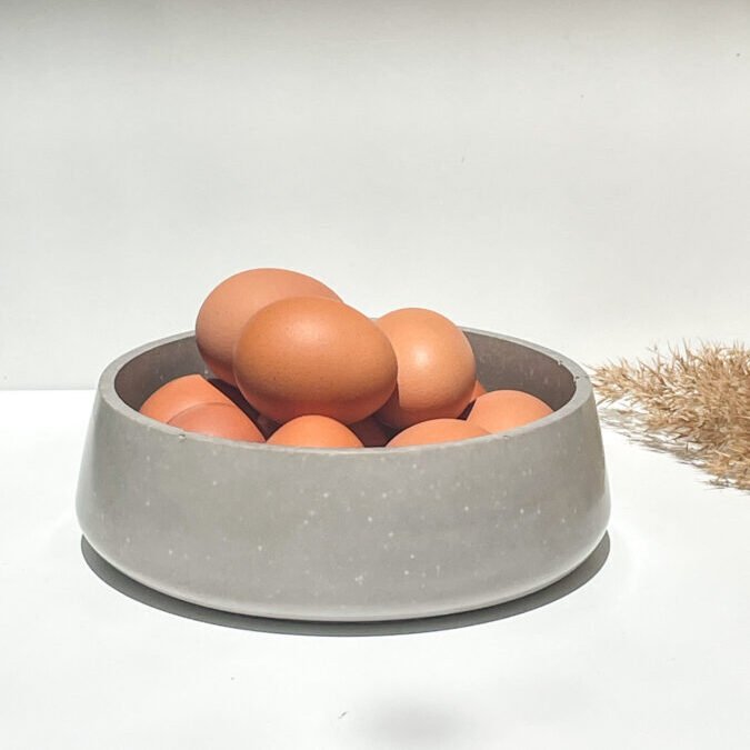 Saladier décoratif en béton pour présenter des oeufs ou des fruits et légumes non cuisinés.