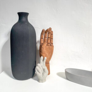 Sculpture en forme de main Peace en béton dans une décoration intérieure contemporaine et minimaliste.