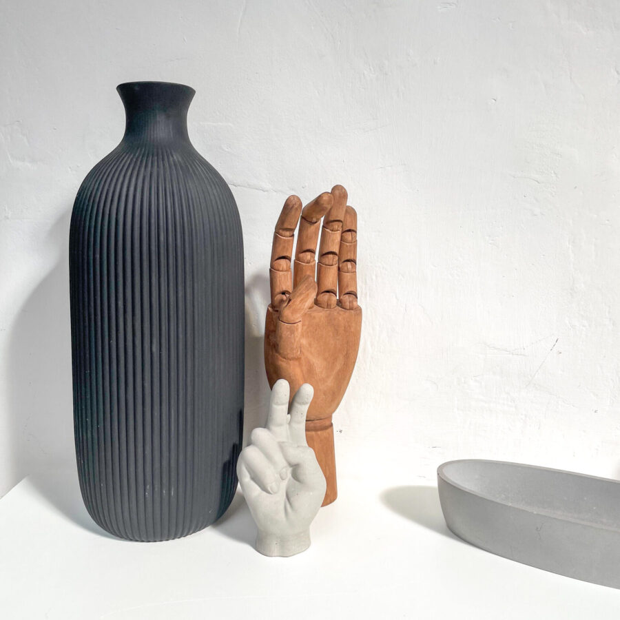 Sculpture en forme de main Peace en béton dans une décoration intérieure contemporaine et minimaliste.