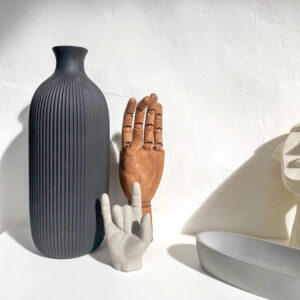 Objet décoratif en forme de main Rock en béton dans une décoration intérieure moderne.