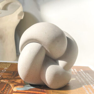 Sculpture nœud en béton dans une décoration intérieure minimaliste.