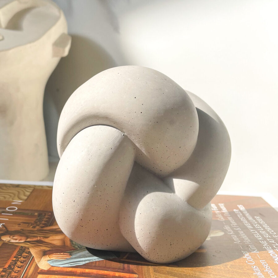 Sculpture nœud en béton dans une décoration intérieure minimaliste.