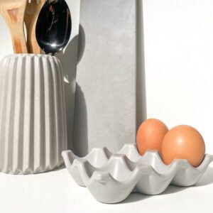 Support à œufs en béton utilisé comme objet décoratif dans une cuisine contemporaine.