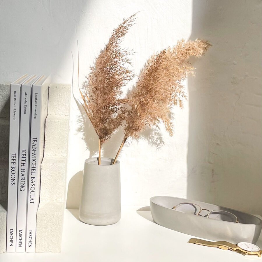 Vase décoratif en béton au style minimaliste à mettre sur une étagère design ou un bureau.