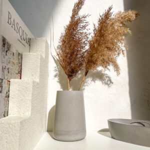 Vase minimaliste en béton dans une décoration intérieure contemporaine, également adapter comme pot à crayon ou brosse à dents.