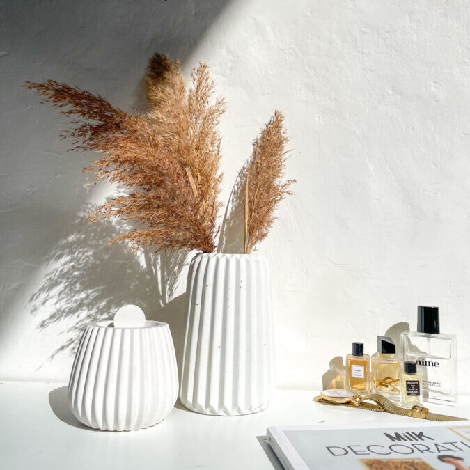Vase décoratif au relief strié, fabrication artisanale en béton blanc au style scandinave et contemporain.