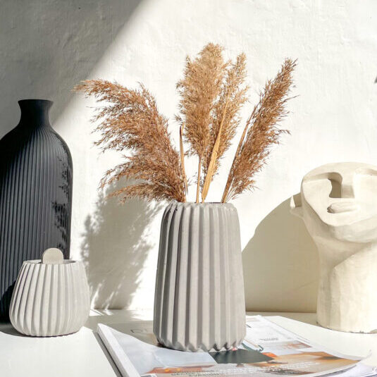 Vase décoratif en béton au relief strié et design contemporain, création artisanale faite en France.