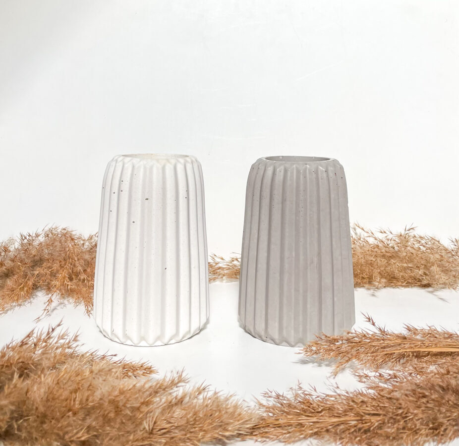 Vase strié en béton disponible en gris et blanc pour convenir à tous les intérieurs.