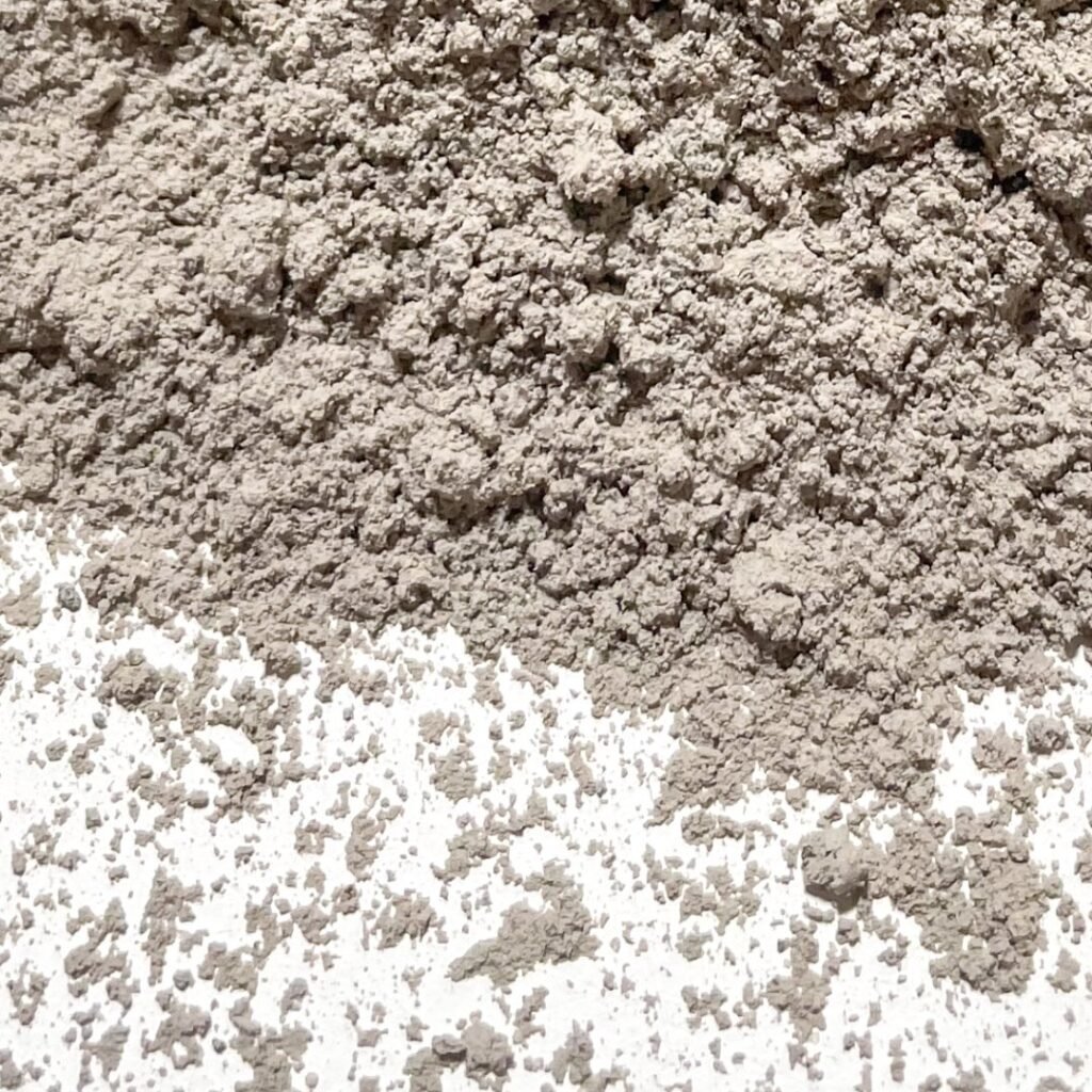 Béton utilisé comme matière première pour les créations artisanales.