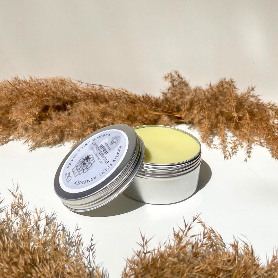 Cire d'abeille naturelle utilisée pour protéger et faire briller les créations en béton.