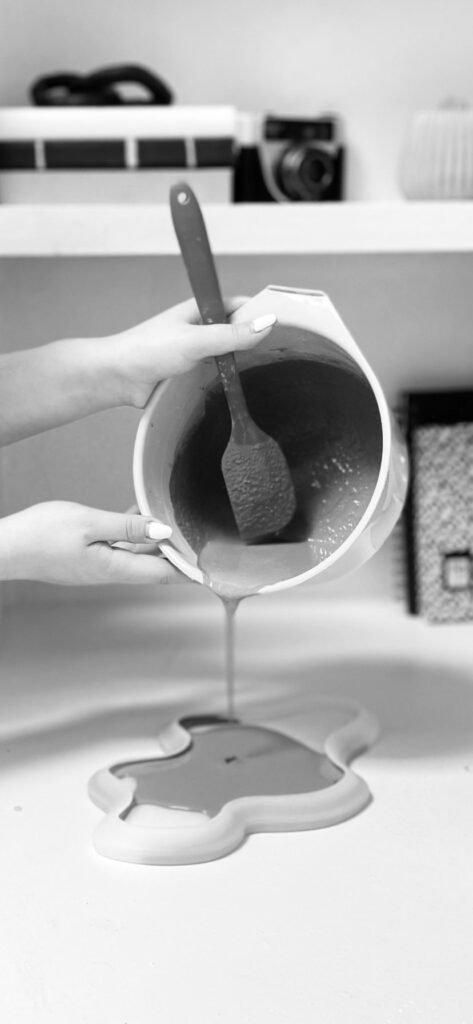 Coulage du béton dans un moule pour créer une décoration artisanale.