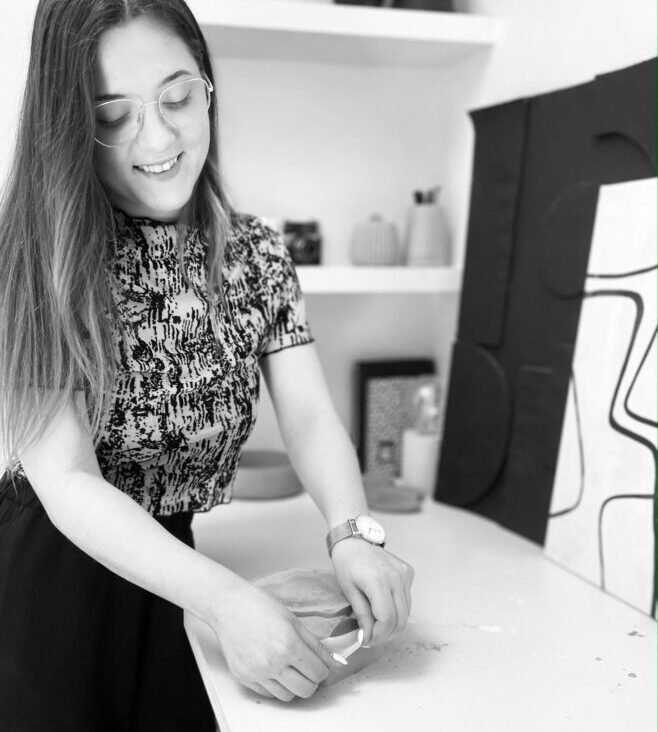 Créatrice de Mazeul Décoration travaillant dans son atelier.