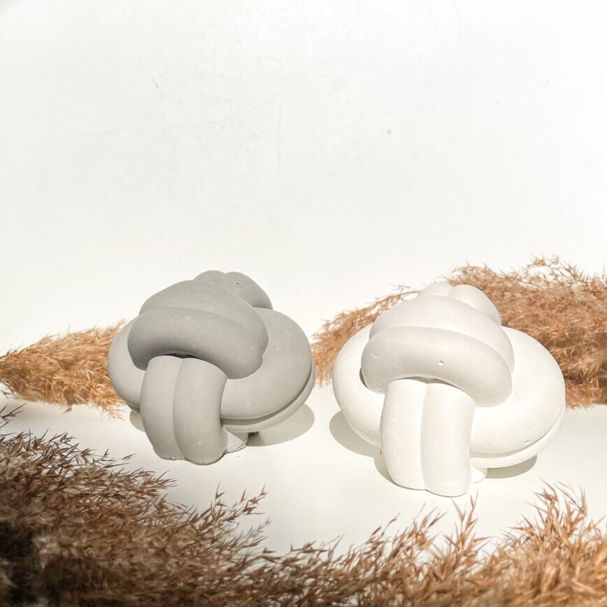 Grands nœuds marins en béton disponibles en trois coloris : gris, blanc et terracotta.