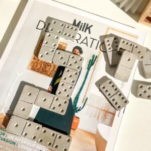Jeu de dominos en béton dans une décoration intérieure minimaliste.